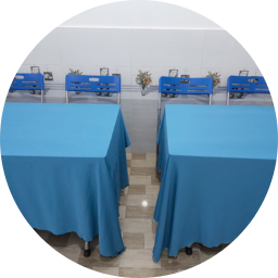 2 bàn và 4 ghế dành cho lớp học dưới 5 người tại "https://daytiengnhat.website/"